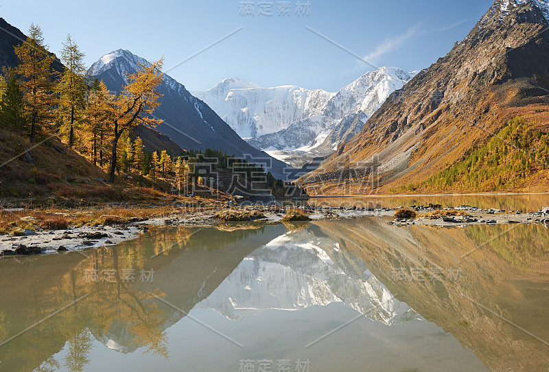 美丽的秋景，阿尔泰山俄。