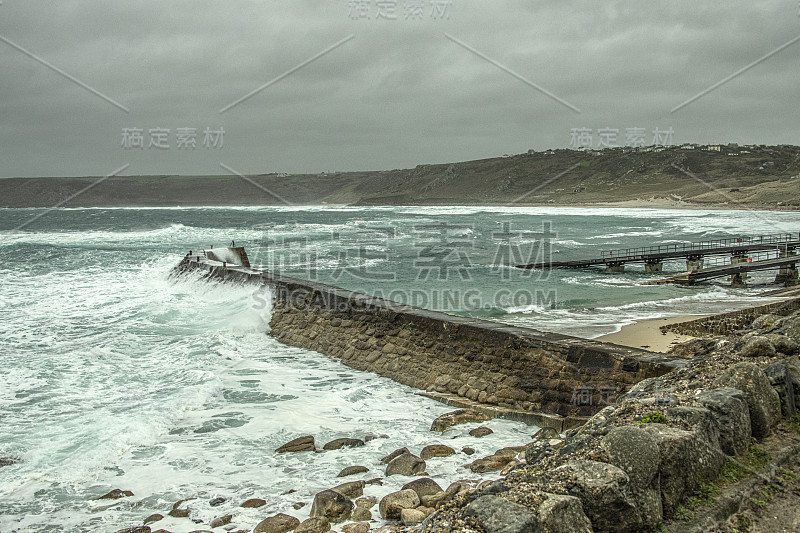 康沃尔的Sennen Cove海滩，海浪很大