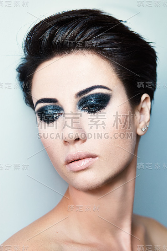 短发的时髦女人