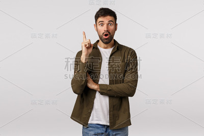 我有个好主意，听我说。激动而震惊的大胡子青年找到了解决办法，有了有趣的建议或解决办法，举起食指灵光一