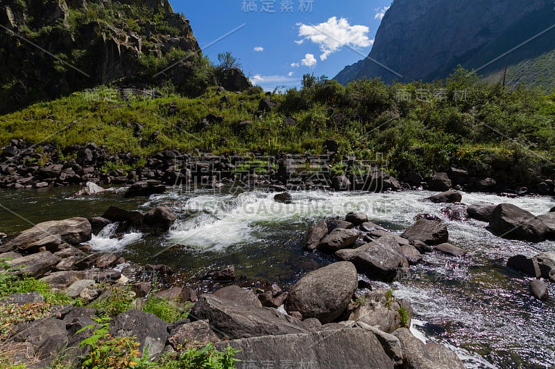 阿勒泰山脉的岩石河