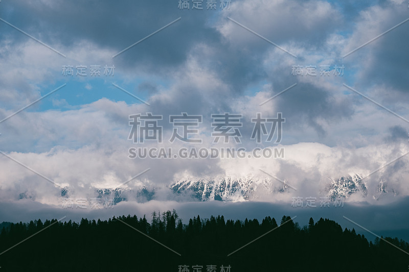 山的风景。远处美丽的山景。