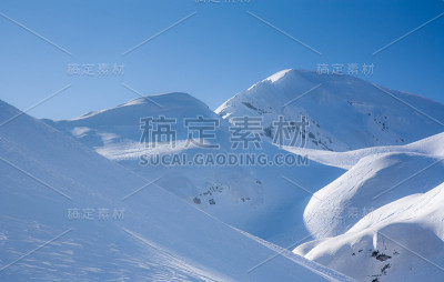 雪覆盖的山