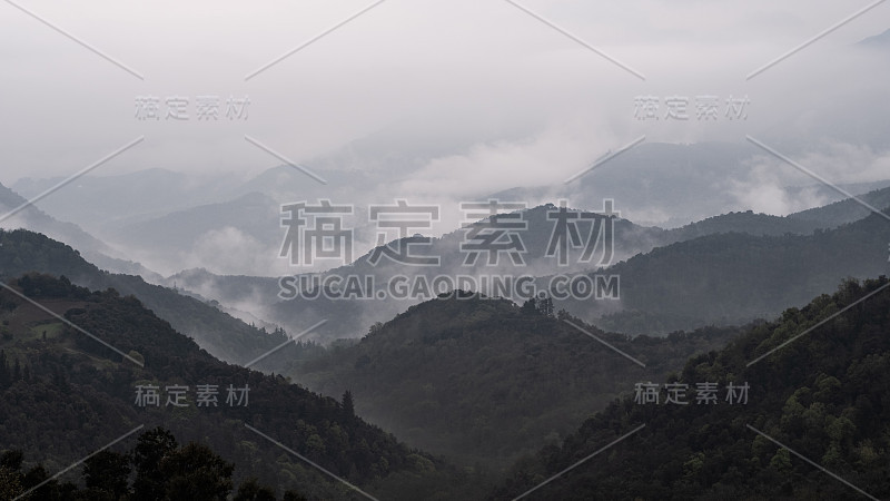 山顶上云雾缭绕的山景