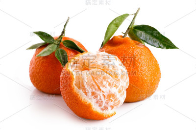 一个去了一半的皮，两个完整的橘子，叶子单独放在白色的上面。