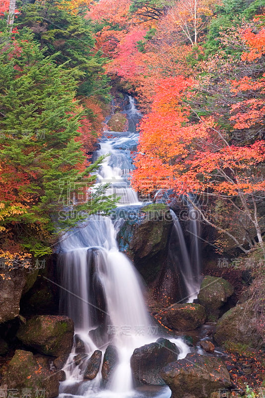 皇冠的autumn-waterfall