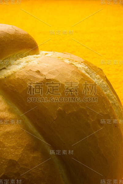 一条白色的小麦面包