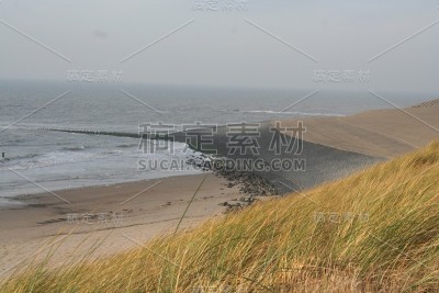 荷兰海岸用沥青加固路堤。