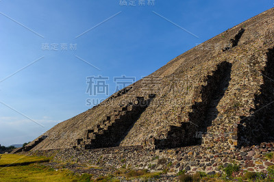 壮观的太阳金字塔是特奥蒂瓦坎最大的建筑，也是中美洲最大的建筑之一。