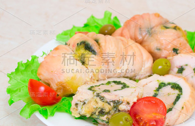 美味的填充鸡肉沙拉。