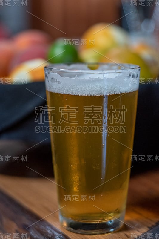 柜台上放着一杯啤酒