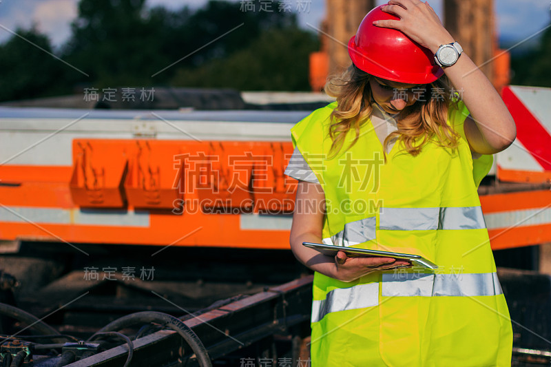 年轻女建筑工人