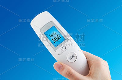 手持数字无触点温度计在蓝色背景