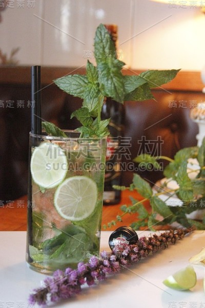 桌上的鸡尾酒