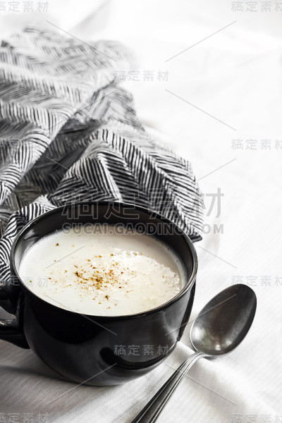 白底黑碗花椰菜汤，黑布白布