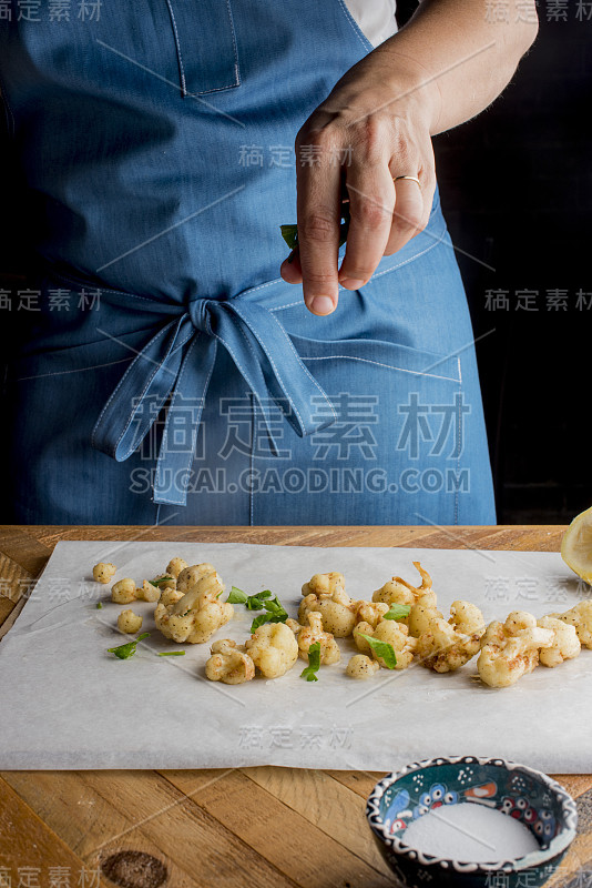 菜花。烤花椰菜，用蒜蓉和地中海香料调味，配上新鲜柠檬汁和香草。古典希腊，土耳其，意大利或地中海餐厅的