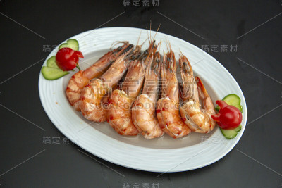 黑色背景上的海鲜