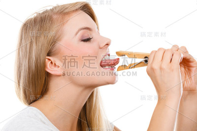 舌头夹在衣夹里的金发女人