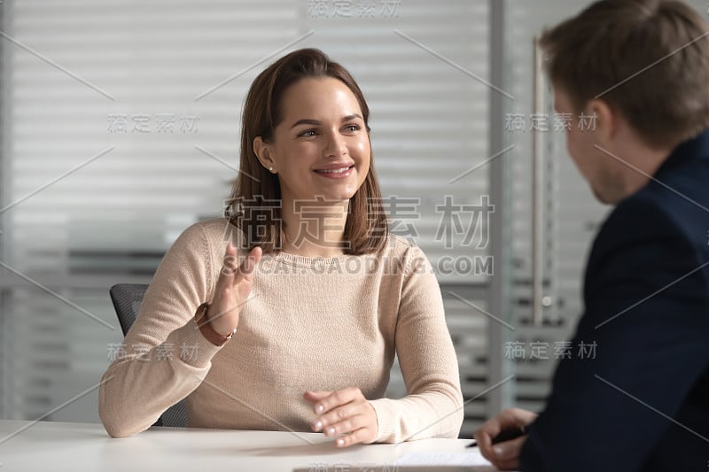 有兴趣的人力资源男经理与女候选人进行面试。