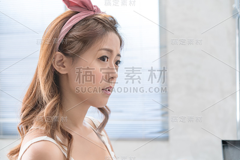 近距离的微笑女人化妆刷近脸和看m