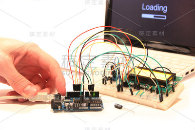 工程师使用微型计算机工作