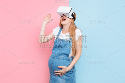 积极的现代孕妇有乐趣戴虚拟现实眼镜