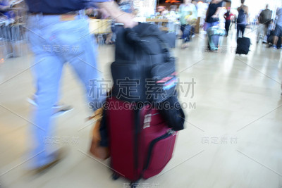 机场有行李箱在动