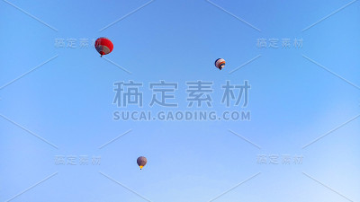 在土耳其卡帕多西亚的日出天空景观中，许多热气球