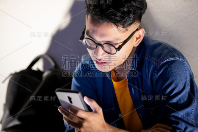 男人在使用电话时心烦意乱
