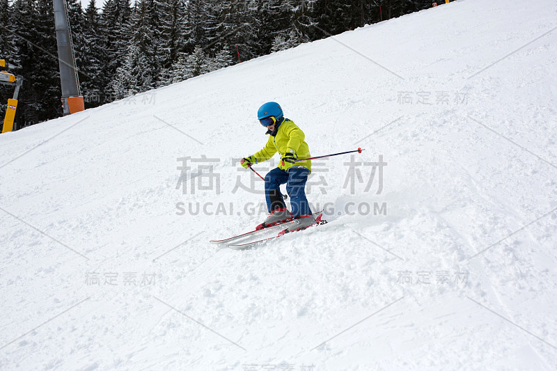 孩子，在阳光明媚的冬日滑雪场滑雪，享受大自然的运动