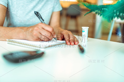 一名妇女在用血糖仪测量血糖