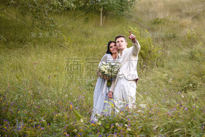 年轻夫妇散步