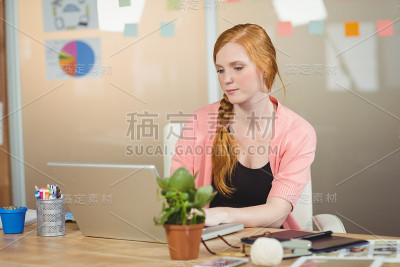 在办公室工作的体贴的女商人