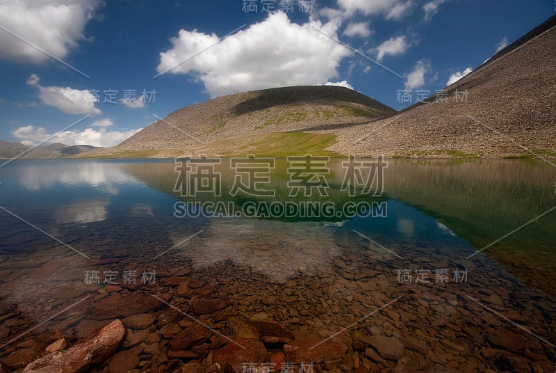 夏天山地景观。美丽的山湖