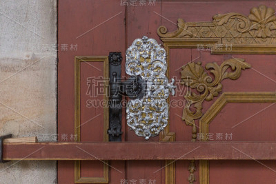 德国南部巴伐利亚历史城市教堂祭坛周围的宗教细节