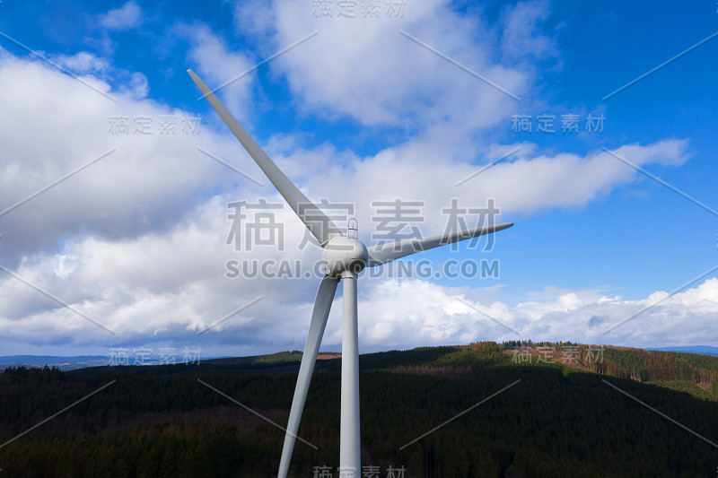 风轮前有一片黑暗的森林，山景和云景