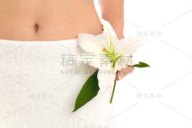 女人穿着毛巾，抱着莉莉