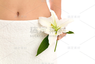 女人穿着毛巾，抱着莉莉
