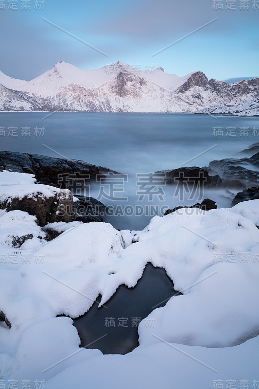 挪威森雅的冰雪峡湾和山脉全景，令人惊叹的挪威自然海景热门旅游景点。最著名的旅游景点。美丽的日落在令人