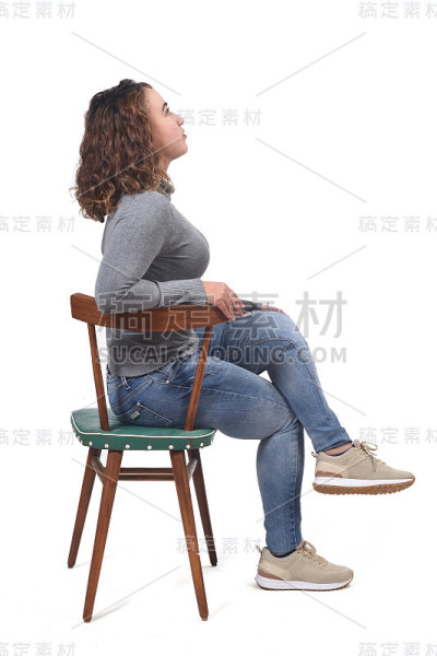 坐在白色背景上的女人