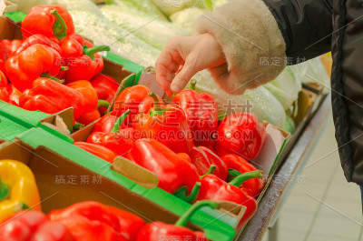 柜台买家手上有红辣椒