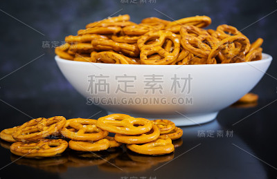 深色背景上的咸椒盐卷饼