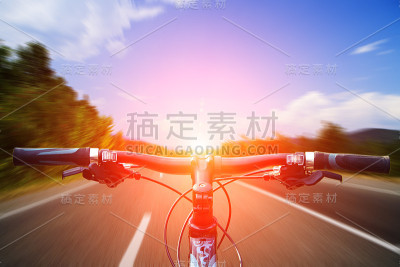 骑山地车下山，骑自行车下山很快。从