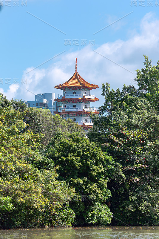 中国宝塔塔在岸边的一个池塘在新加坡