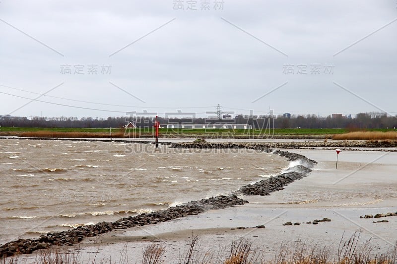 水吹过荷兰Nieuwerkerk的Hollandsche IJssel河的石阵