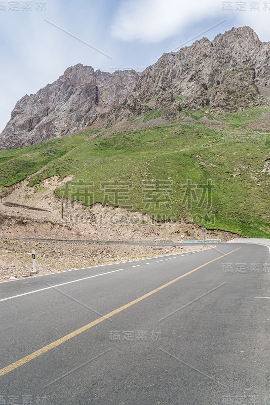 高速公路与山区和草原在中国新疆，在夏季