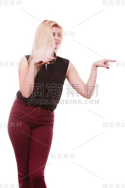 金发女人用手指着文案