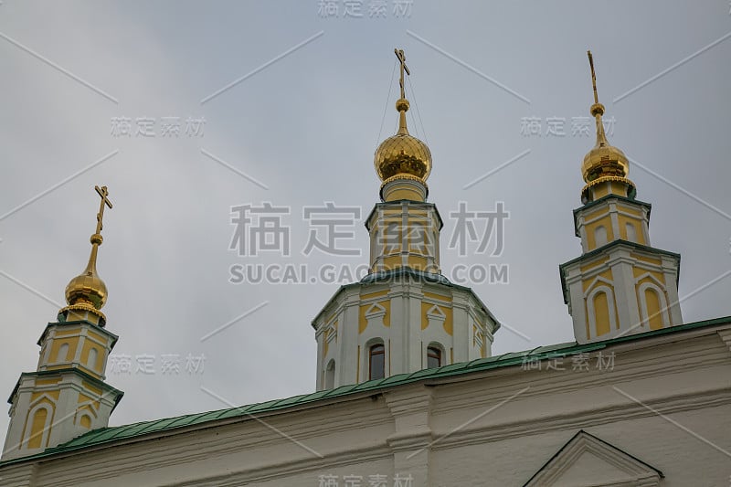 金色的圆顶东正教教堂多云的天空背景