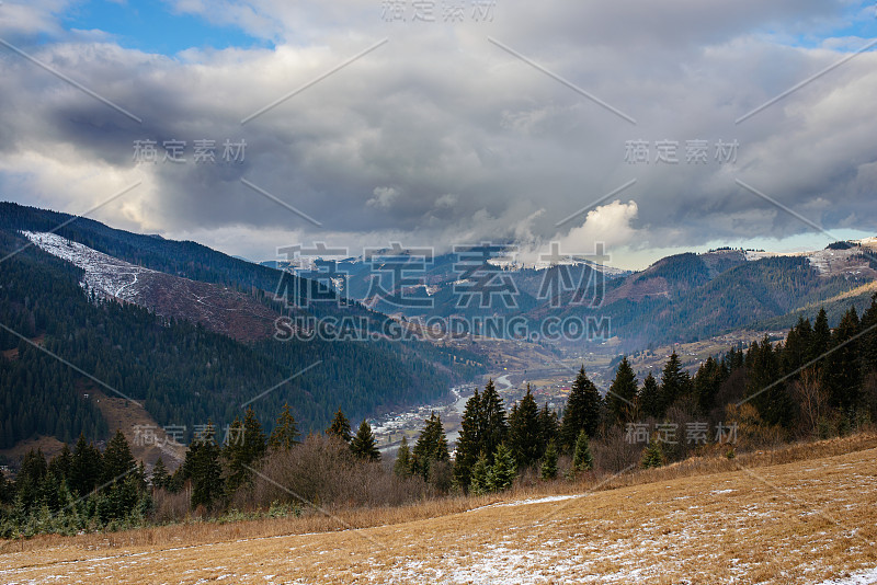 喀尔巴阡山顶冬季美景