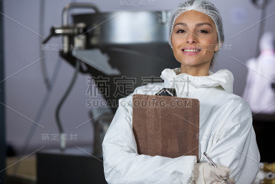 手持剪贴板的女屠夫